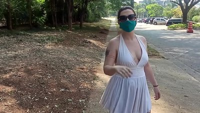 ການໂປ້ເປືອຍໃນສາທາລະນະ: ເດັກຍິງຈາກລັດເຊຍພະຍາຍາມເອົາເຄື່ອງນຸ່ງຂອງນາງອອກໄປໃນຖະຫນົນໃນ Rio de Janeiro. ນາງເກືອບຖືກຈັບ.
